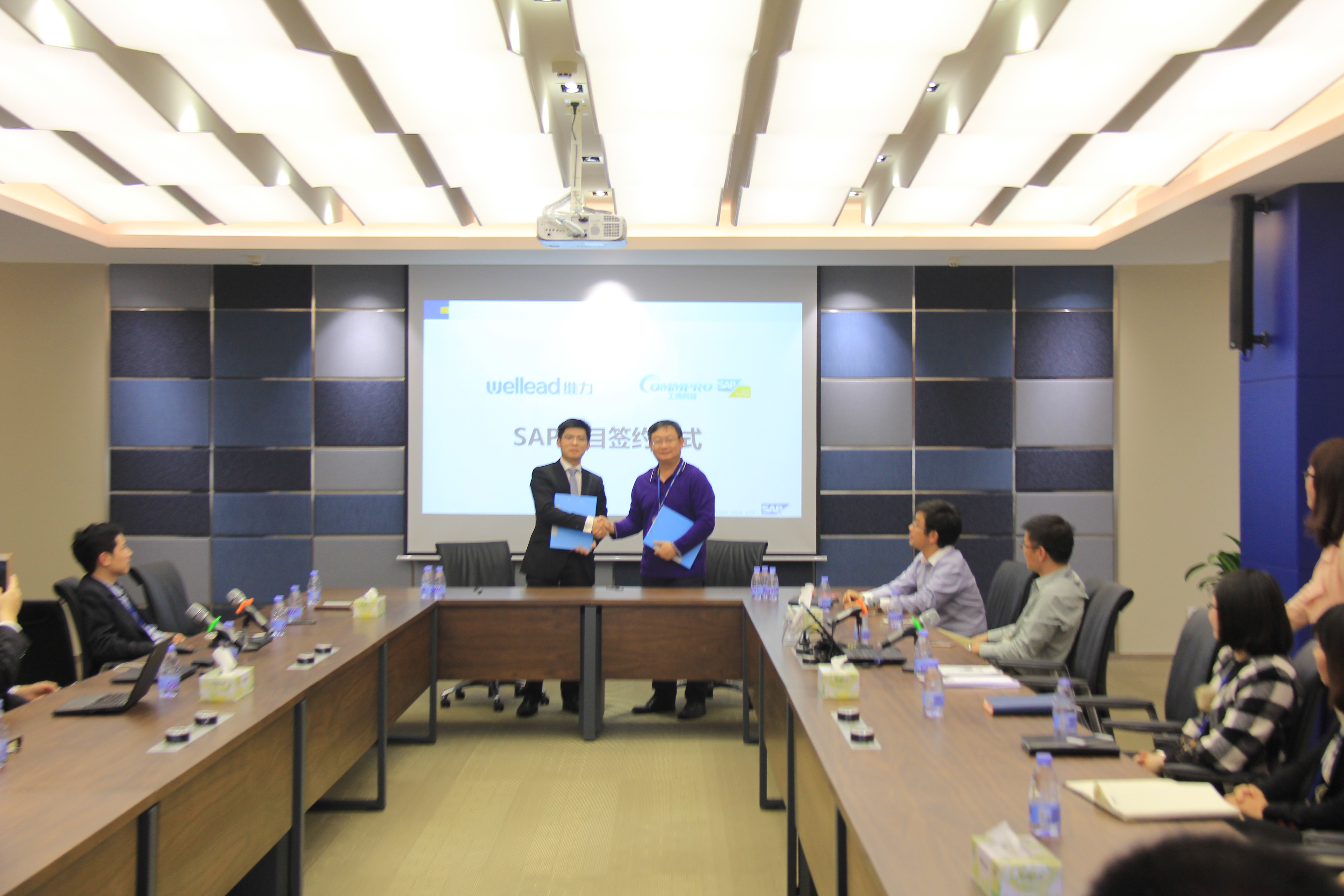 SAP簽約儀式領(lǐng)導(dǎo)握手